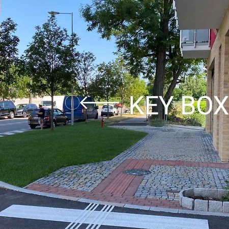 New Cozy 2 Room Pink Apartment Bratislava 058 Buitenkant foto