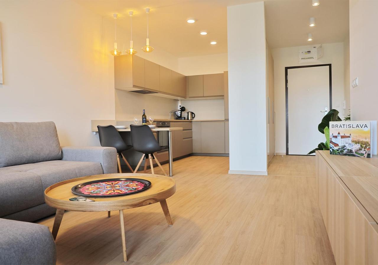 New Cozy 2 Room Pink Apartment Bratislava 058 Buitenkant foto