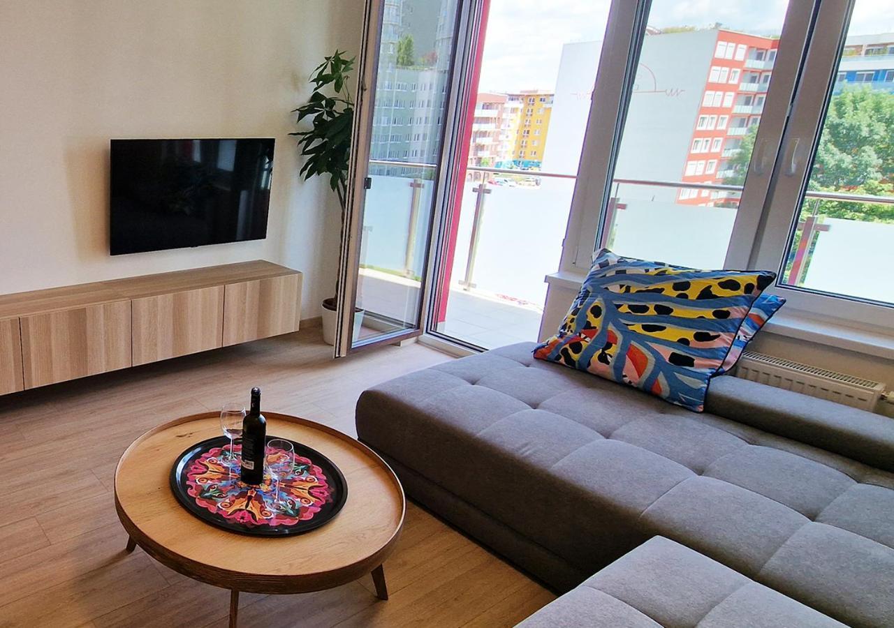 New Cozy 2 Room Pink Apartment Bratislava 058 Buitenkant foto