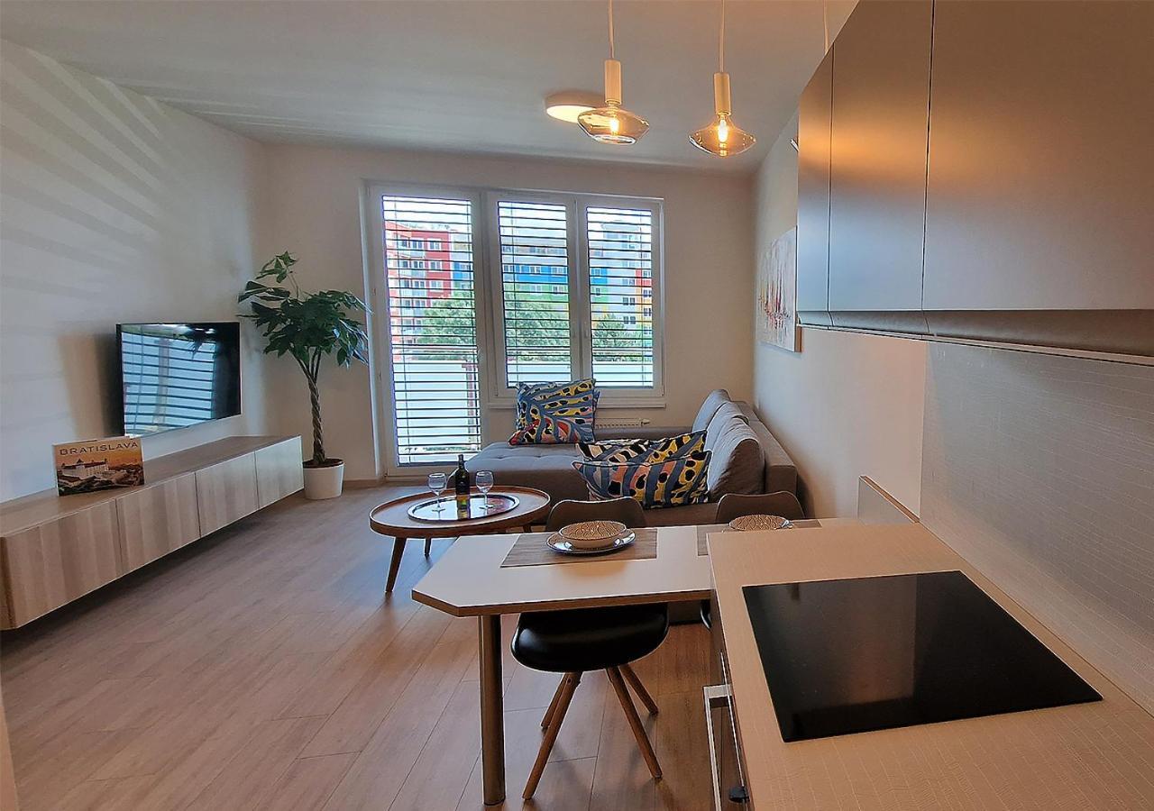 New Cozy 2 Room Pink Apartment Bratislava 058 Buitenkant foto