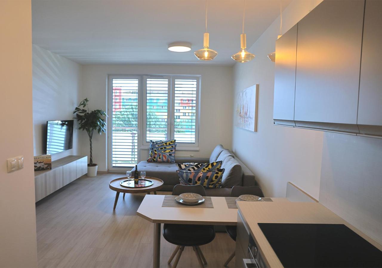 New Cozy 2 Room Pink Apartment Bratislava 058 Buitenkant foto